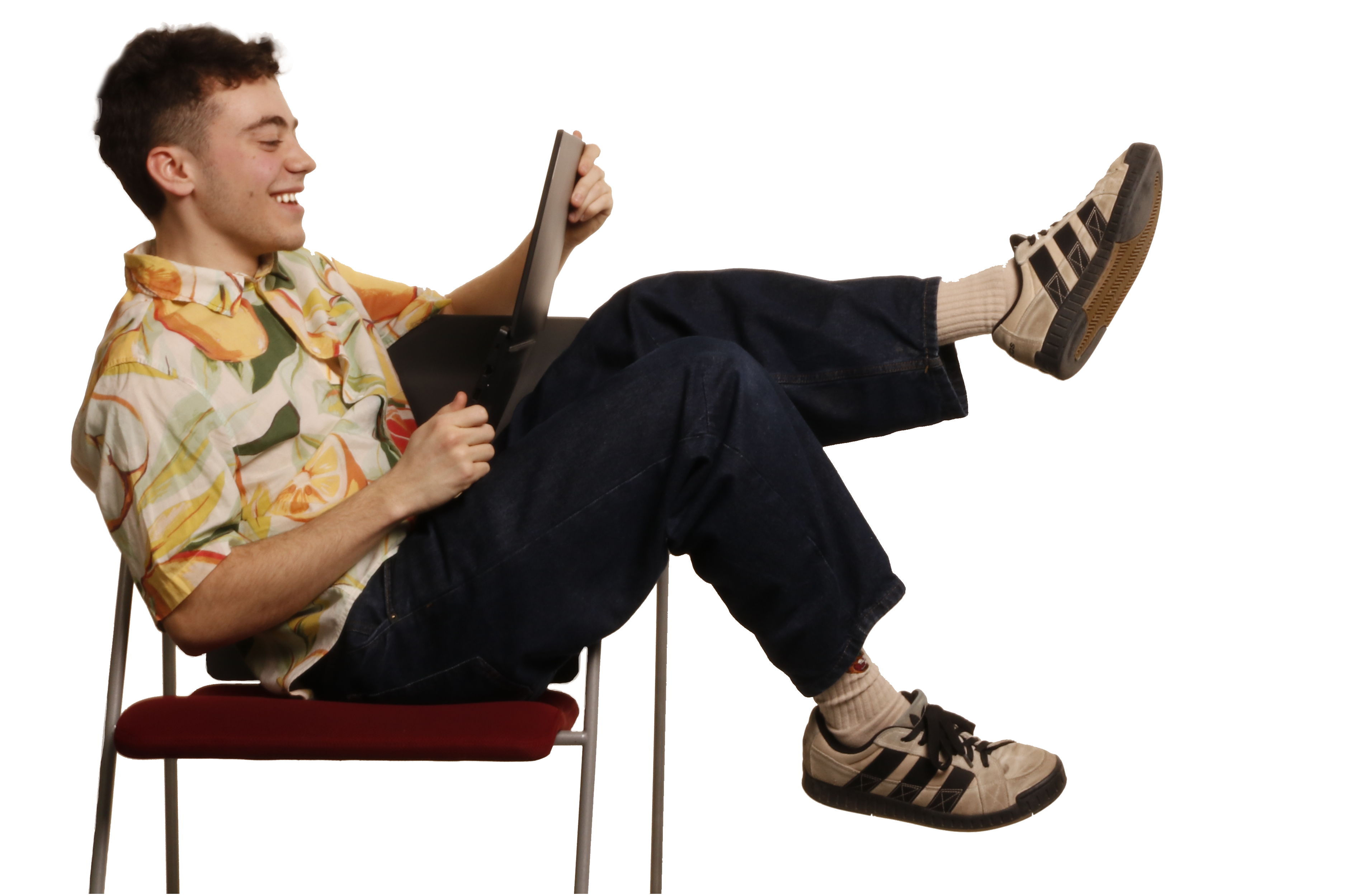 Junger Mann der entspannt einen Termin bei Kupper-Faerber bucht.